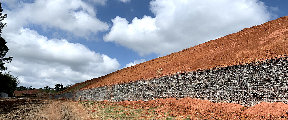 Muro de conteno em gabio e geossinttico no loteamento Lago dos Pssaros, Cotia, SP