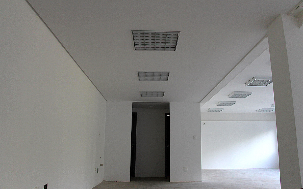 Vista interna da Sala 32 no Ed. Santa Mônica em Cotia