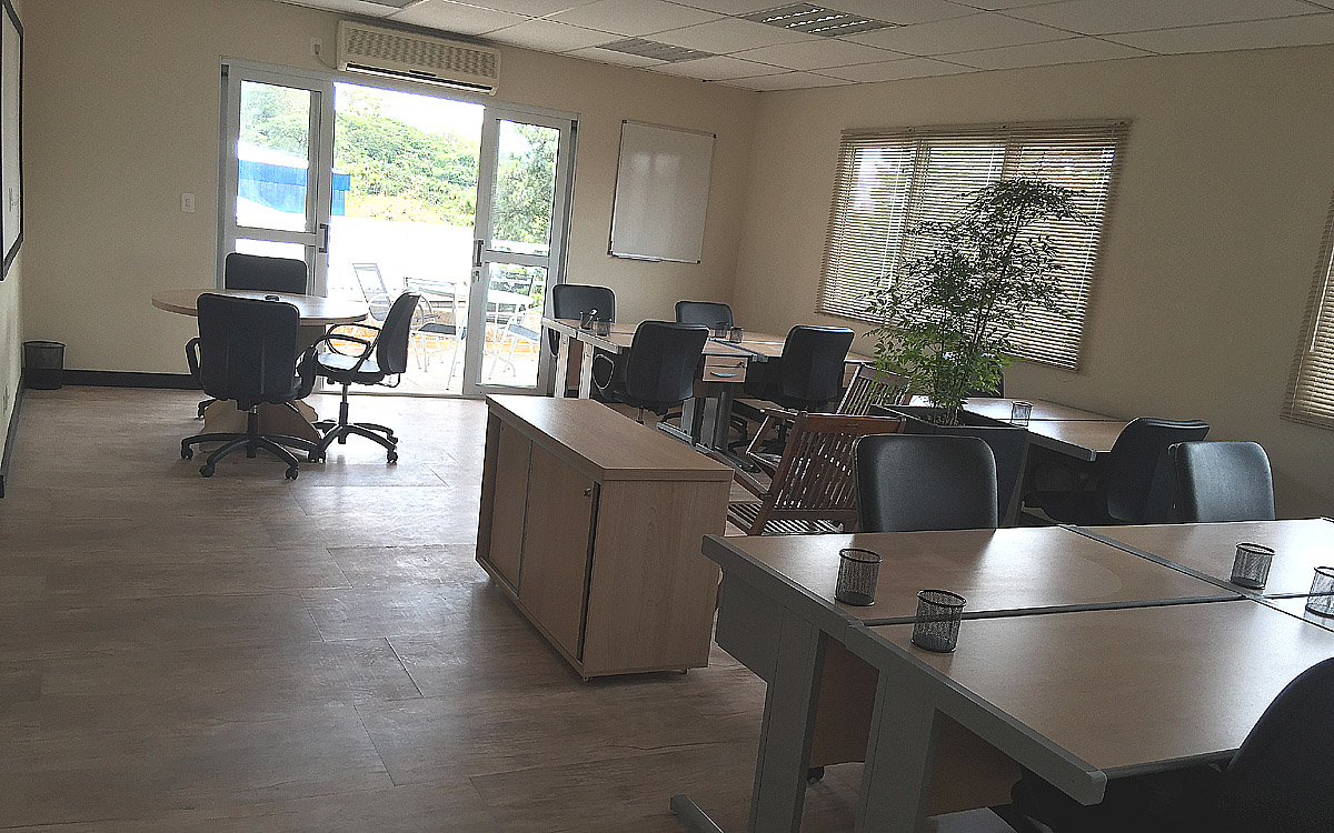 Sala 42 com terraço no Ed. Santa Mônica em Cotia