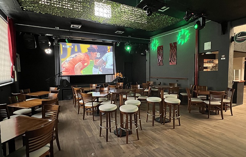 Salão de eventos com montagem corporativa