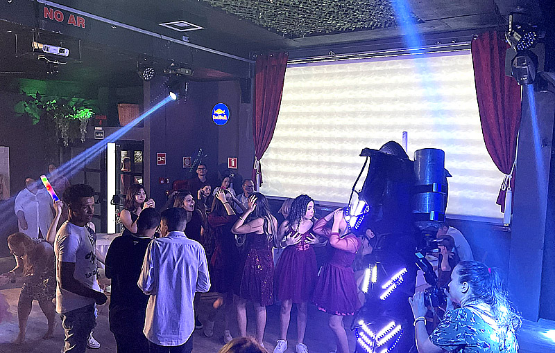 Salão de eventos com montagem corporativa