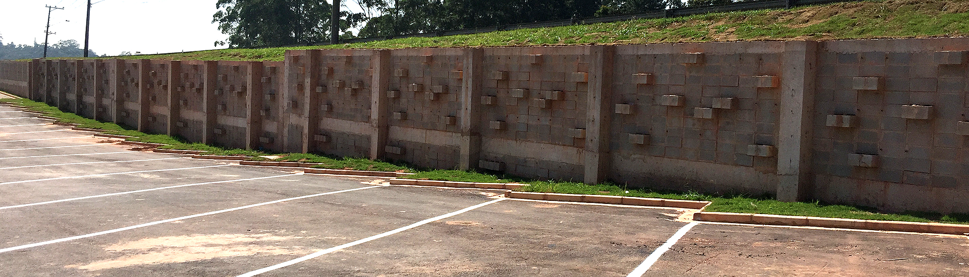 Construção de muro de arrimo