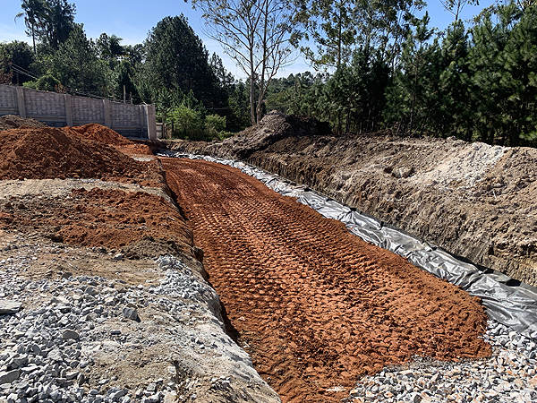 Muro de contenção em gabião e geossintético no loteamento Lago dos Pássaros, Cotia, SP