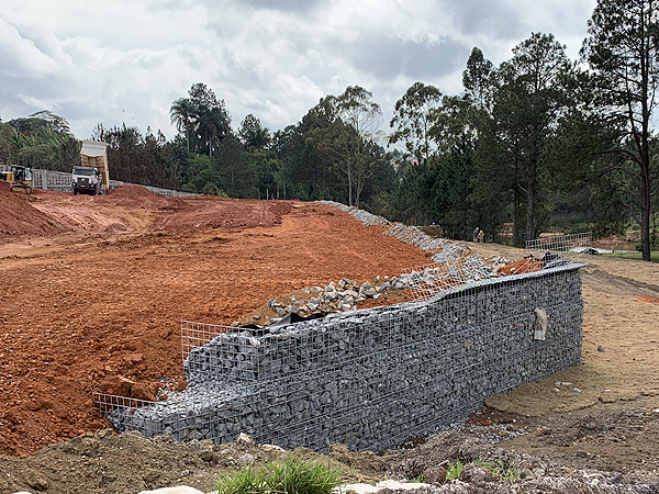 Muro de contenção em gabião e geossintético no loteamento Lago dos Pássaros, Cotia, SP