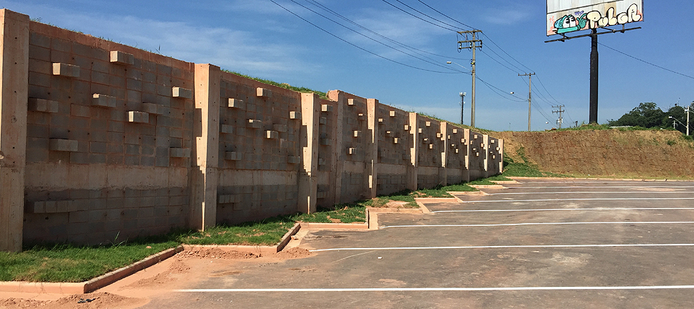 Muro de arrimo tradicional, em concreto armado