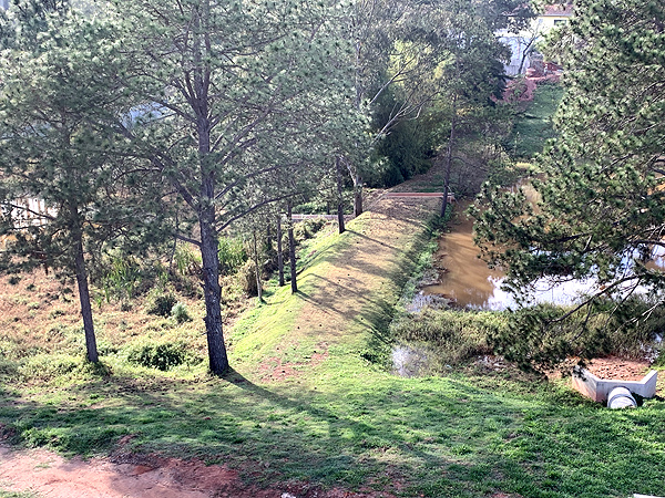 Barramento no loteamento Lago dos Passaros em Cotia, SP.